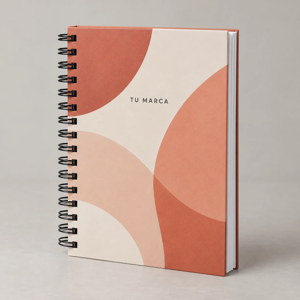 Cuaderno Personalizado 15,5x20 cm Cuaderno personalizado de tapa dura 15,5x20 cm con portada geométrica coral y anillado Wire-o negro.