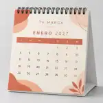 Calendario de mesa Premium compacto 2027 de 15 por 16,5 cm con diseño coral y espiral completo.