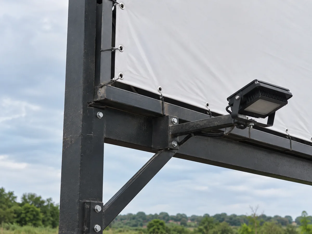 Detalle ilustrativo de estructura metálica, sujeción de lona y reflector LED para cartel rutero